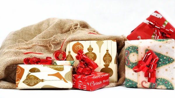 Een zak vol geschenken. — Stockfoto
