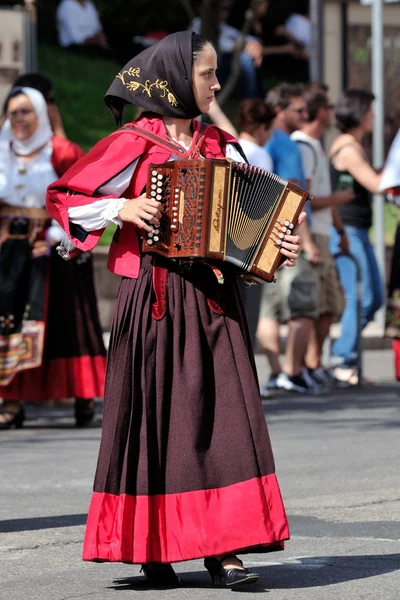 Músicos con el traje tradicional de Cerdeña . —  Fotos de Stock