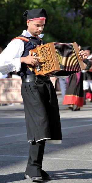 Музыканты в традиционном костюме Сардинии . — стоковое фото