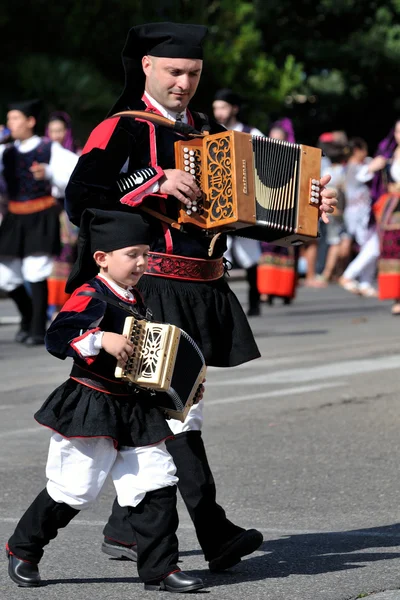 Músicos con el traje tradicional de Cerdeña . — Foto de Stock