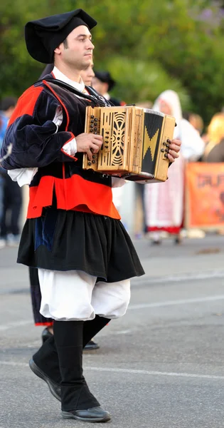 Músicos con el traje tradicional de Cerdeña . — Foto de Stock