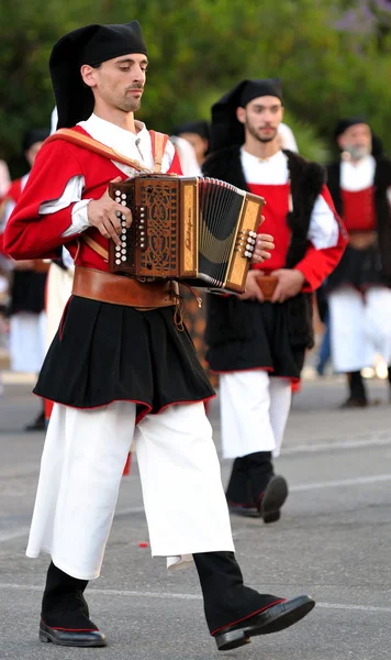 Musicisti con il costume tradizionale della Sardegna . — Foto Stock