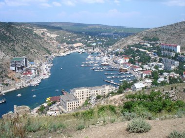 Bay yün. Karadeniz kıyısında dağın üzerinden görüntülemek.