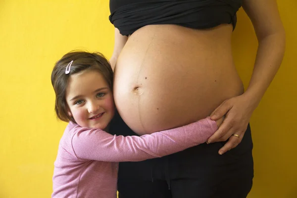 Gravida mamma och son — Stockfoto