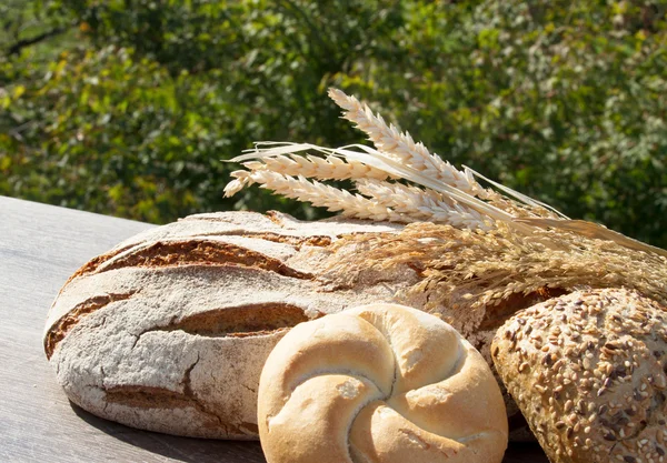 Bakkerij brood en eerstelingsgarve — Stockfoto