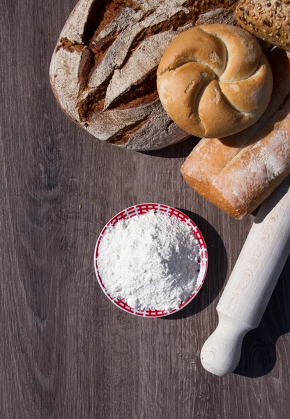 Bakkerij brood en eerstelingsgarve — Stockfoto