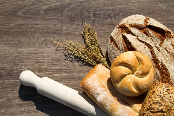 Bakkerij brood en eerstelingsgarve — Stockfoto