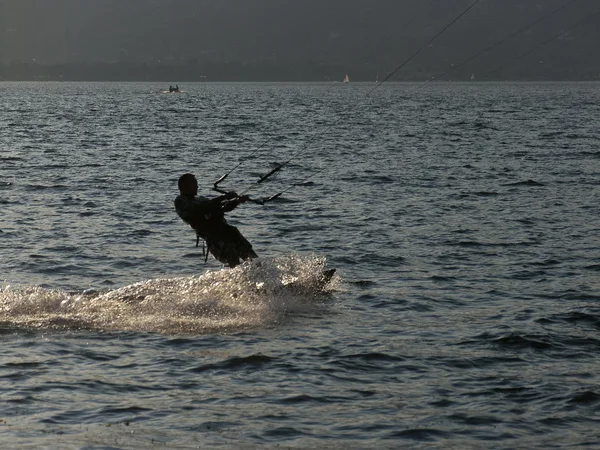 Kitesurfen Rechtenvrije Stockafbeeldingen