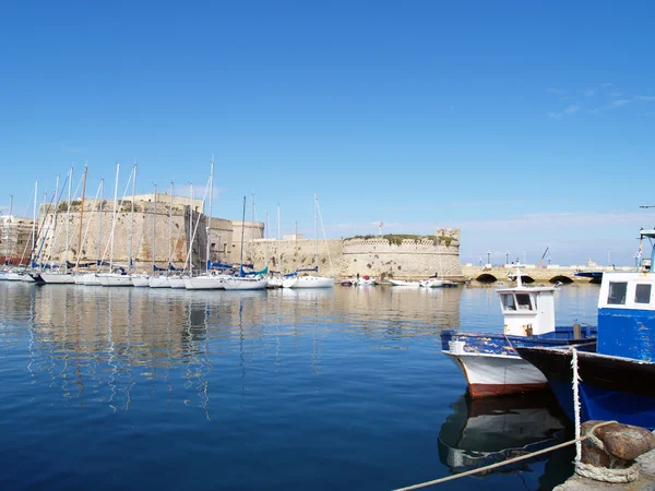 Båtar i hamnen av Gallipoli — Stockfoto