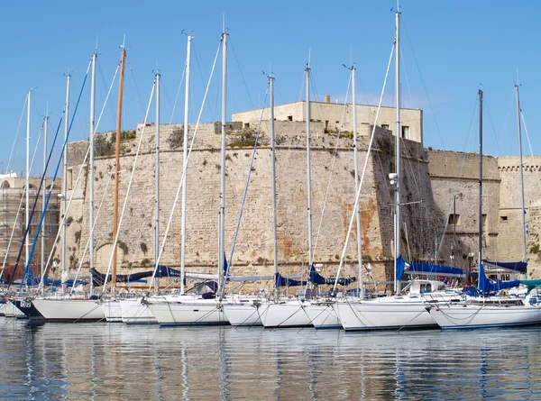 Båtar i hamnen av Gallipoli — Stockfoto