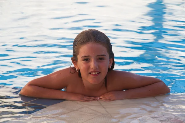 Menina na piscina — Fotografia de Stock