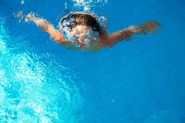 Fille dans la piscine — Photo