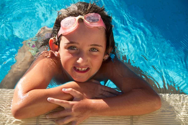 Meisje in pool — Stockfoto