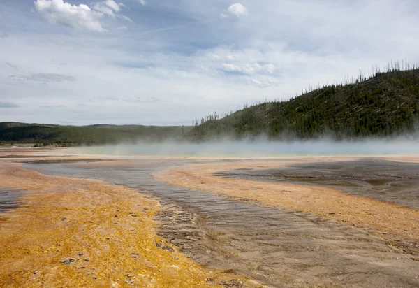 Varm sjö i yellowstone — Stockfoto