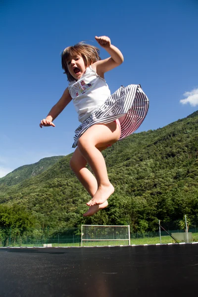 Menina salta — Fotografia de Stock