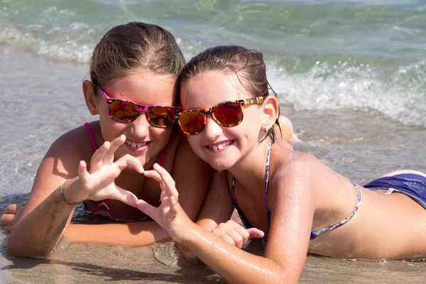 Happy girls on the beach — Stock Photo, Image