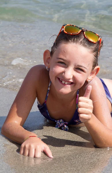 해변의 행복 한 소녀 — 스톡 사진