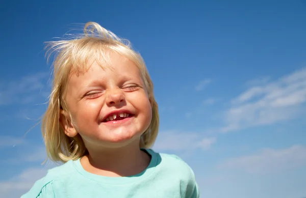 Portret van een gelukkig kind — Stockfoto