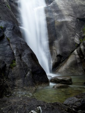 İtalyan Alpleri'nde şelale