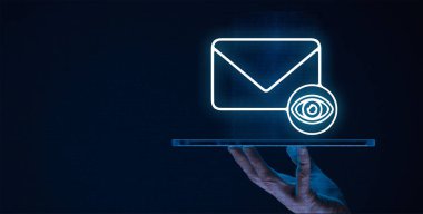 Zarf ve Bilgi Sembolü Bir Tabletin Üzerinde Uçuyor