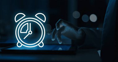 Teknolojik Geliştirilmiş Zaman Yönetimi Dijital Alarm Saati Düşük Işık Ayarlı Tablet ile El Etkileşimi Yapar