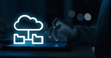 Otomatik uyum ve kalite güvencesi için parlayan dişli simgesine sahip proje yönetimi denetim listesi