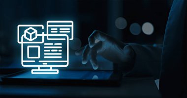 Otomatik uyum ve kalite güvencesi için parlayan dişli simgesine sahip proje yönetimi denetim listesi