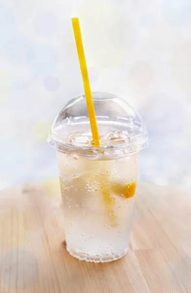 Limonata, una bevanda rinfrescante in un bicchiere di plastica. Backgrou strada — Foto Stock