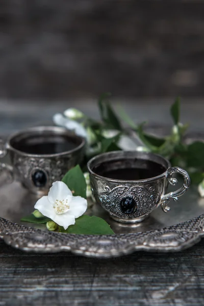 Caffè nero in tazze d'argento vintage su sfondo di legno — Foto Stock