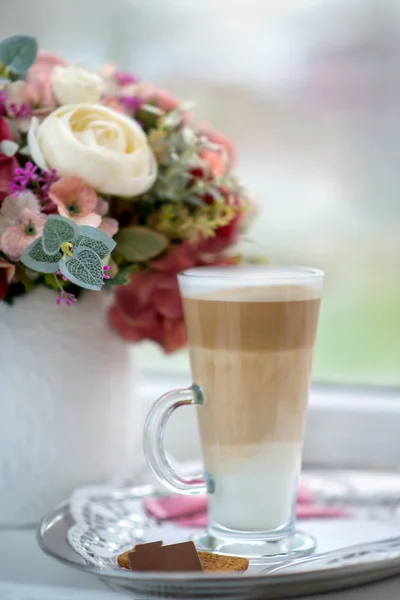 Café Latte en Vidrio Transparente plata en Café, Latte Macchiat —  Fotos de Stock