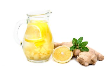 Zencefil çay limon, zencefil kökü ve beyaz zemin üzerine nane