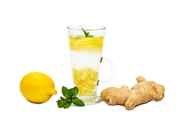 Tè allo zenzero con limone, radice di zenzero e menta su sfondo bianco — Foto Stock