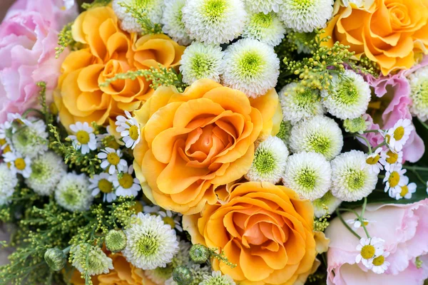 Bouquet di fiori; rose arancioni, camomilla, eustoma . — Foto Stock