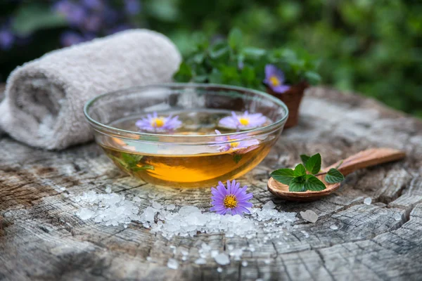 Spa e benessere con sale marino, essenza di olio, fiori e — Foto Stock