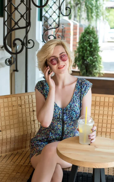 Fiatal európai nő, limonádét ivott egy kávézóban — Stock Fotó