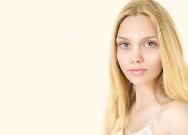 Jonge schoonheid Model met perfecte frisse huid. — Stockfoto