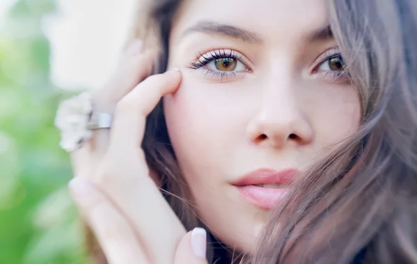 Zomer meisje portret. Jonge vrouw buitenshuis. — Stockfoto