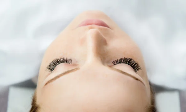 Procedimento de extensão das pestanas. Olho de mulher com pestanas longas. — Fotografia de Stock