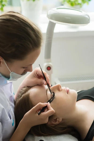 Wimpernverlängerungsverfahren. Frauenauge mit langen Wimpern. — Stockfoto