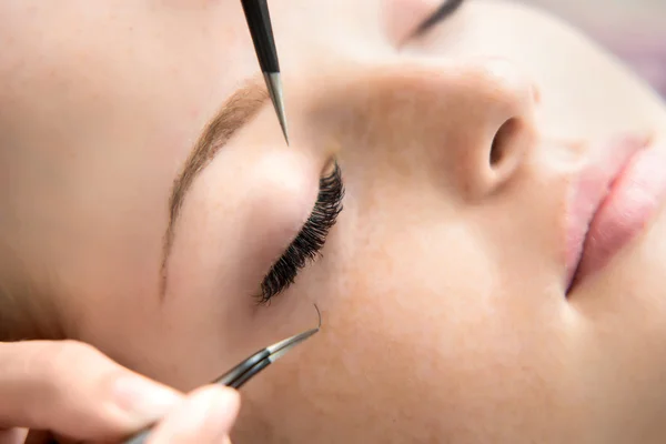 Procedimento de extensão das pestanas. Olho de mulher com pestanas longas. — Fotografia de Stock