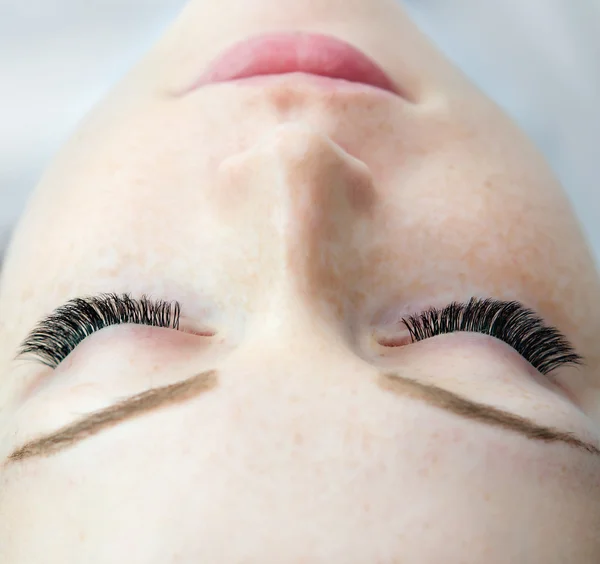 Procedimento de extensão das pestanas. Olho de mulher com pestanas longas. — Fotografia de Stock