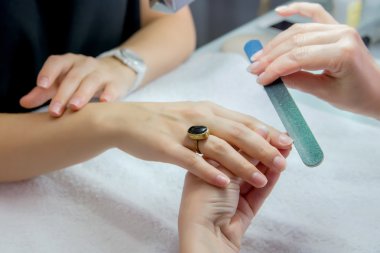 Eller kadın manikür bir güzellik uzmanı tarafından alma bir tırnak salonu