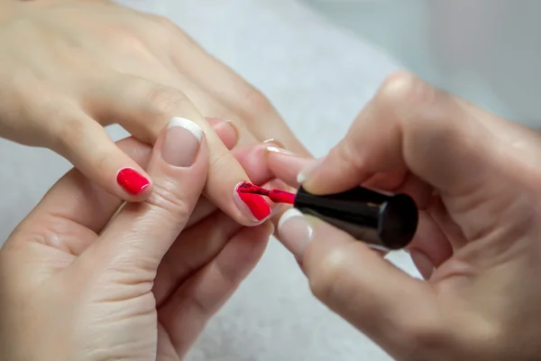 Wanita tangan di salon kuku menerima manikur oleh seorang ahli kecantikan — Stok Foto