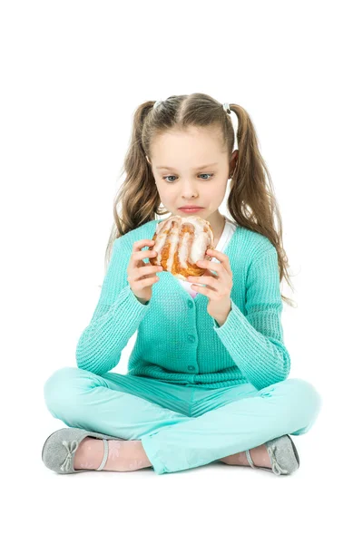 Meisje eten zoete broodjes, gezichtsuitdrukking, emotie — Stockfoto