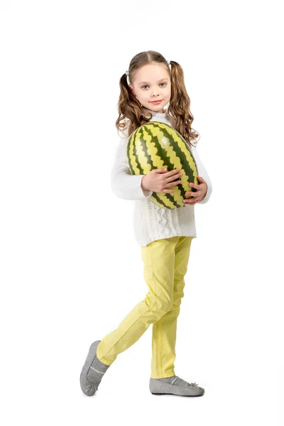 Mädchen mit großer Spielzeug-Wassermelone auf weißem Hintergrund. — Stockfoto