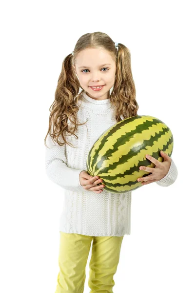 Mädchen mit großer Spielzeug-Wassermelone auf weißem Hintergrund. — Stockfoto