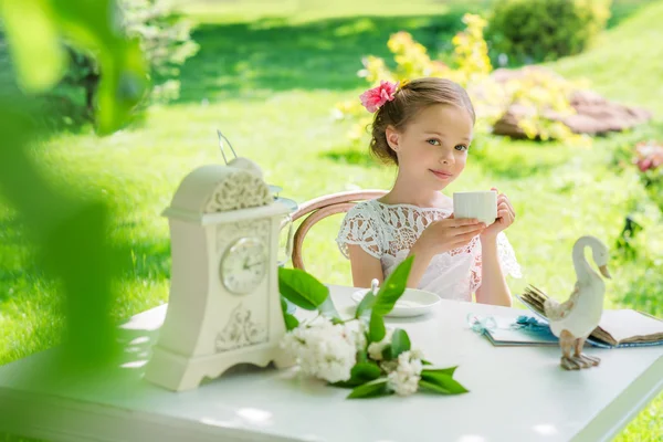 Petite fille avec tasse blanche extérieure . — Photo