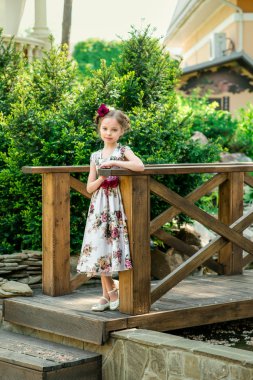 Renkli elbise ve çiçek küçük kız. 