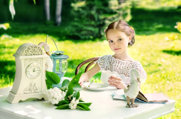 Menina com copo branco ao ar livre . — Fotografia de Stock