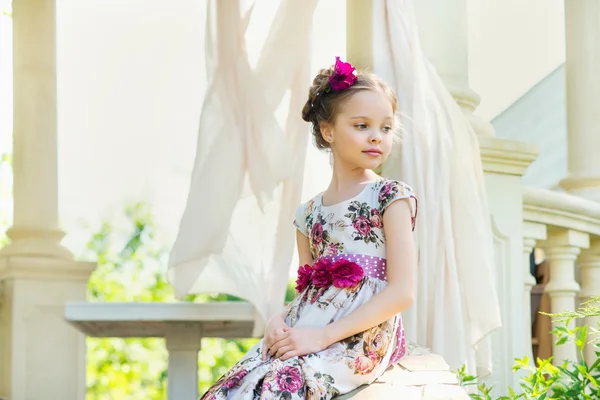 Kislány színes ruhában és virágok. — Stock Fotó